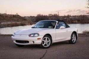 Выставлен на аукцион практически новый 20-летний кабриолет Mazda MX-5 Miata