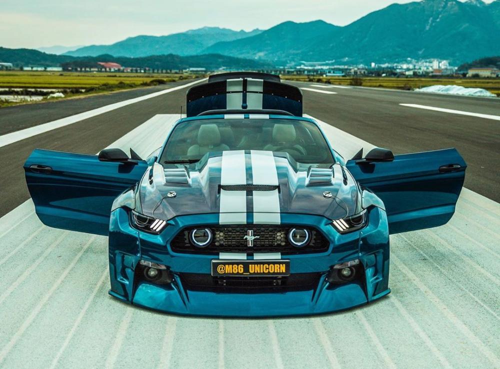 Широкий кузов от Clinched превращает Ford Mustang «Unicorn» в родстер