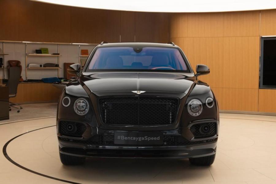 Как самый быстрый внедорожник в мире Bentley Bentayga Speed Black остается незаметным