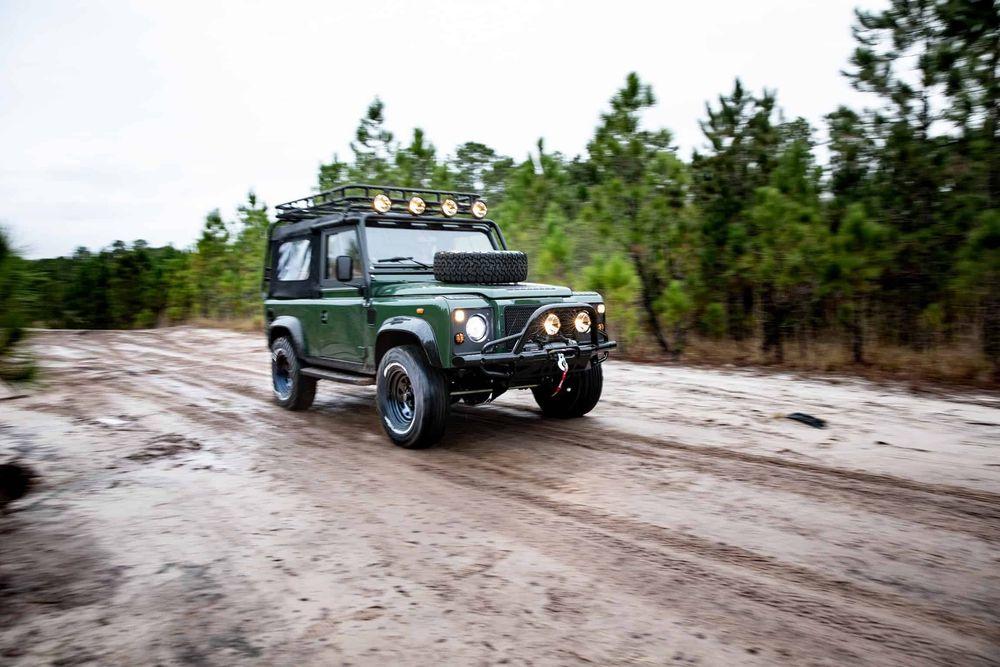 Land Rover Defender 90 получил вторую жизнь и современное оснащение