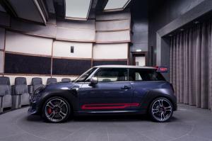 Mini John Cooper Works GP 2020 года, в цвете Racing Gray, Abu Dhabi Motors