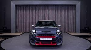 Mini John Cooper Works GP 2020 года, в цвете Racing Gray, Abu Dhabi Motors