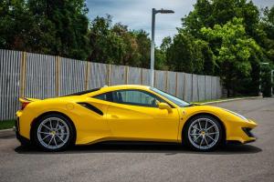 Ferrari 488 Pista 2019 года, в цвете Modena Yellow, Bring A Trailer