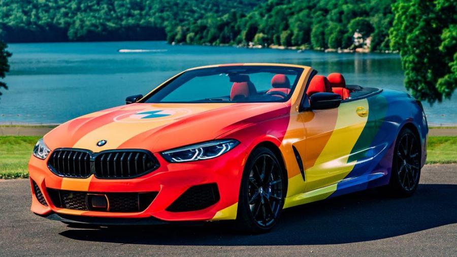 Кабриолет BMW 8 серии с радужным окрасом изготовили в честь юбилея поддержки сексуальных меньшинств