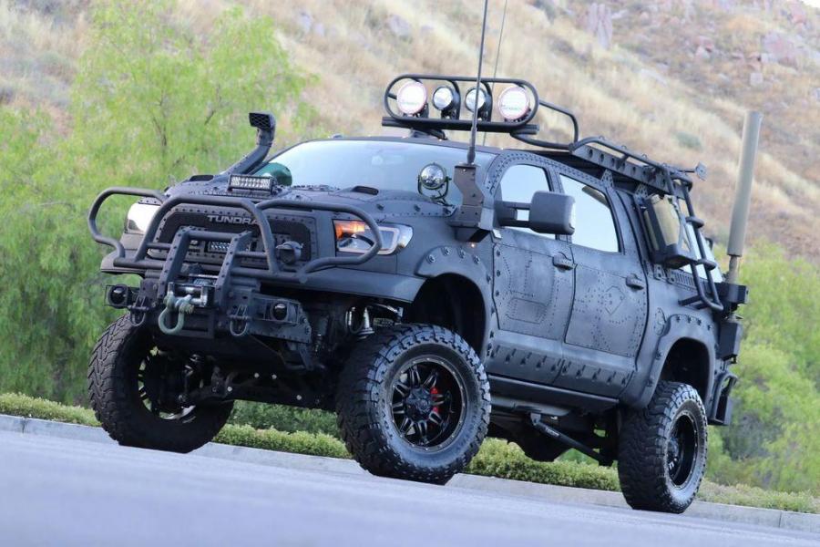 Доработанная Toyota Tundra: лучшее решение для зомби-апокалипсиса