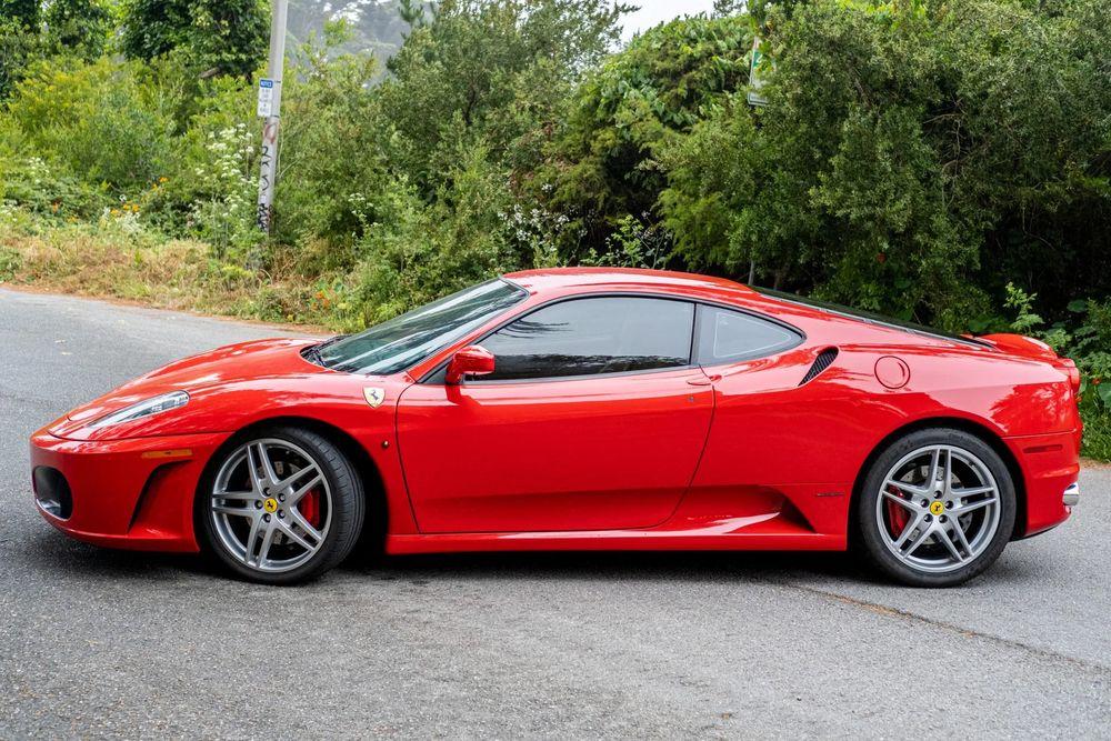 Красная Ferrari Spider f430