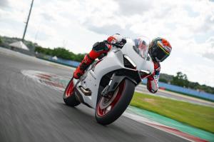 Ducati Panigale V2 2020 года, в цвете White Rosso