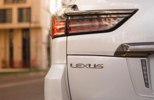 Lexus LX570 Black Vision 2020 года