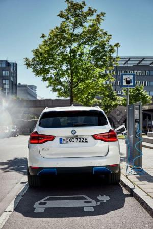 BMW iX3 2020 года