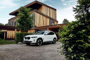 BMW iX3 2020 года