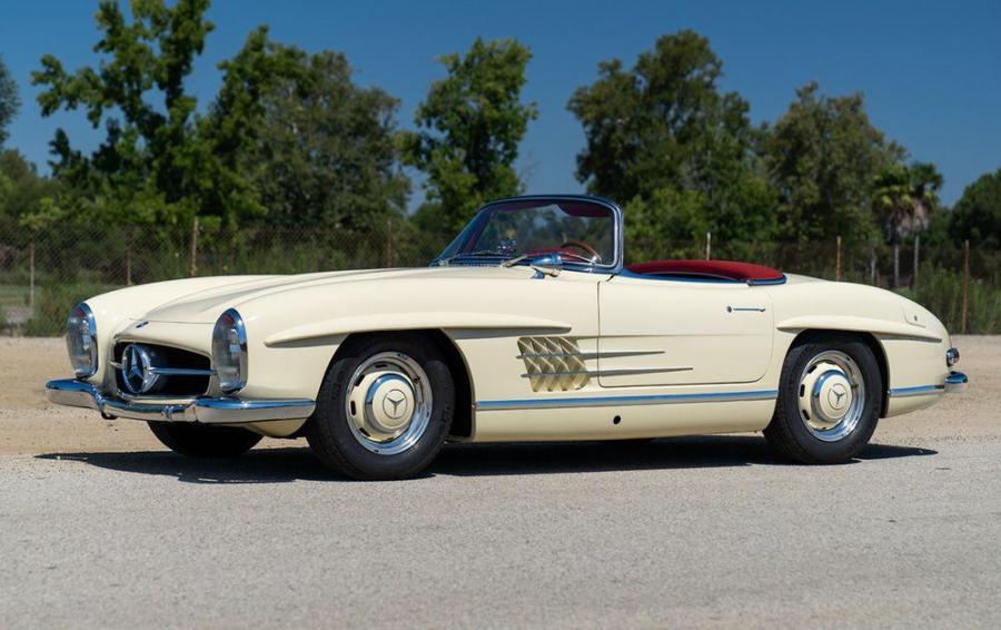 За Mercedes-Benz 300 SL Roadster 1961 года планируют выручить около миллиона долларов
