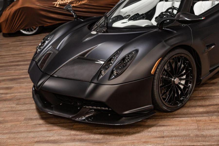 Продается уличный бэтмобиль Pagani Huayra Roadster с пробегом 437 км