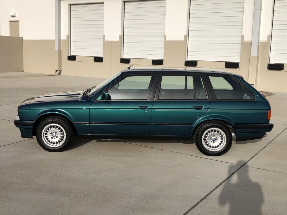 Лотом аукциона стал BMW 316i Touring европейского стандарта 1992 года
