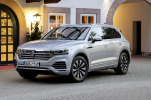 Volkswagen объявил о старте продаж гибридного Touareg