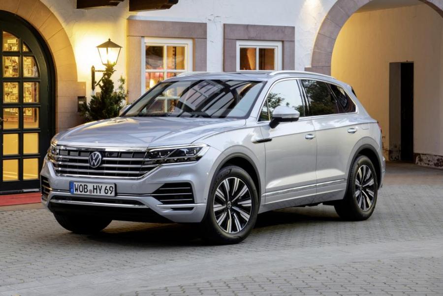 Volkswagen объявил о старте продаж гибридного Touareg