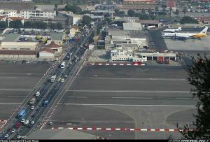 автодорога проложена по полосе для самолетов
