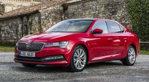 красный Skoda Superb