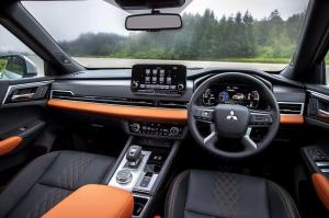 интерьер гибрида Mitsubishi Outlander PHEV