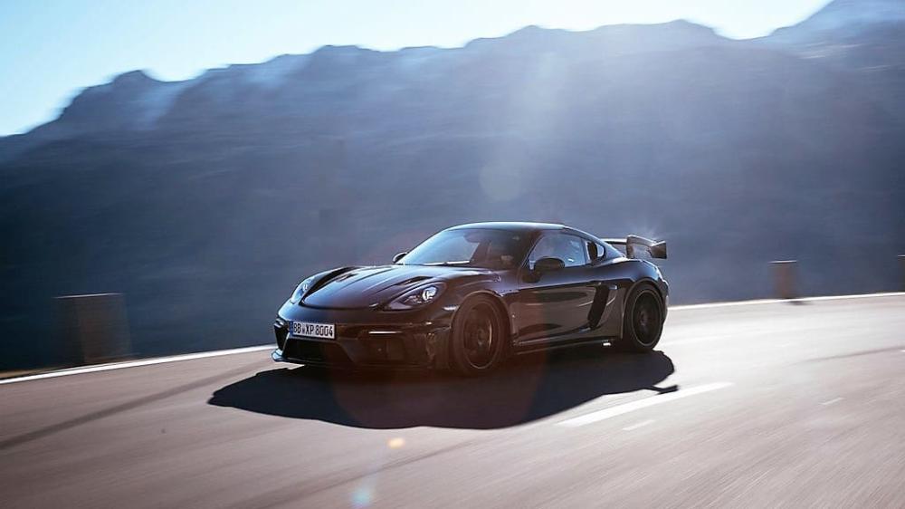 спорткар Porsche 718 Cayman GT4 RS
