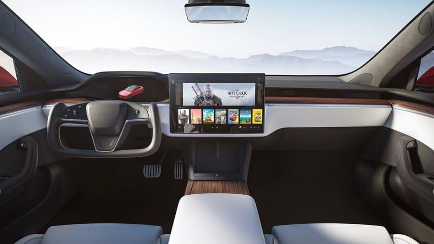 Tesla позволяет играть - прямо за рулем