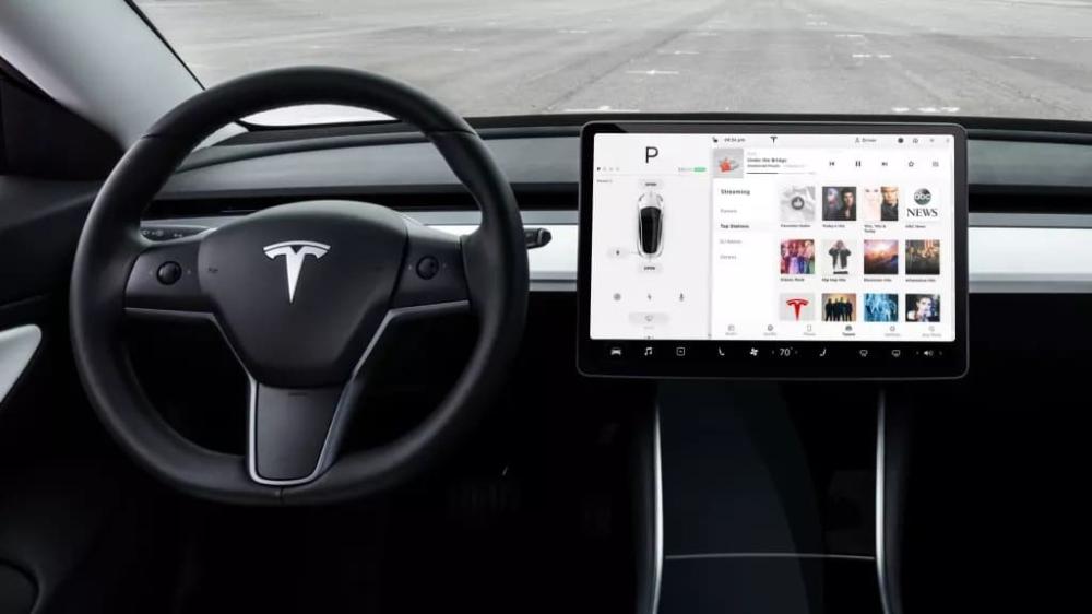 Tesla с большим монитором