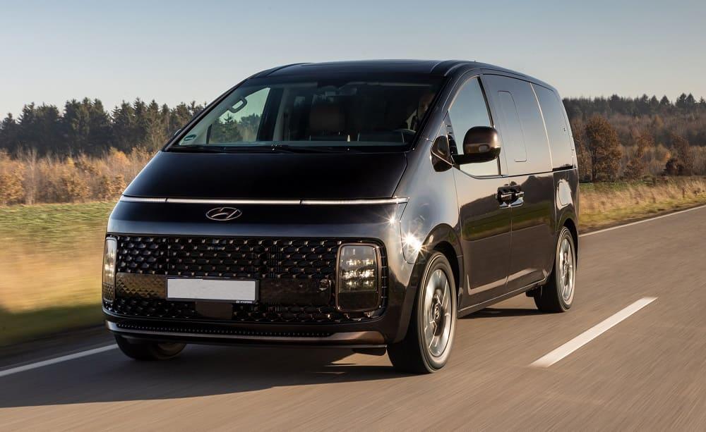 Новинка Hyundai Staria: футуристический дизайн на любителя