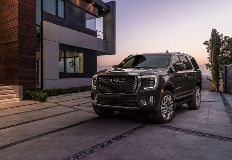Обновленный 2023 GMC Yukon Denali Ultimate в хроме