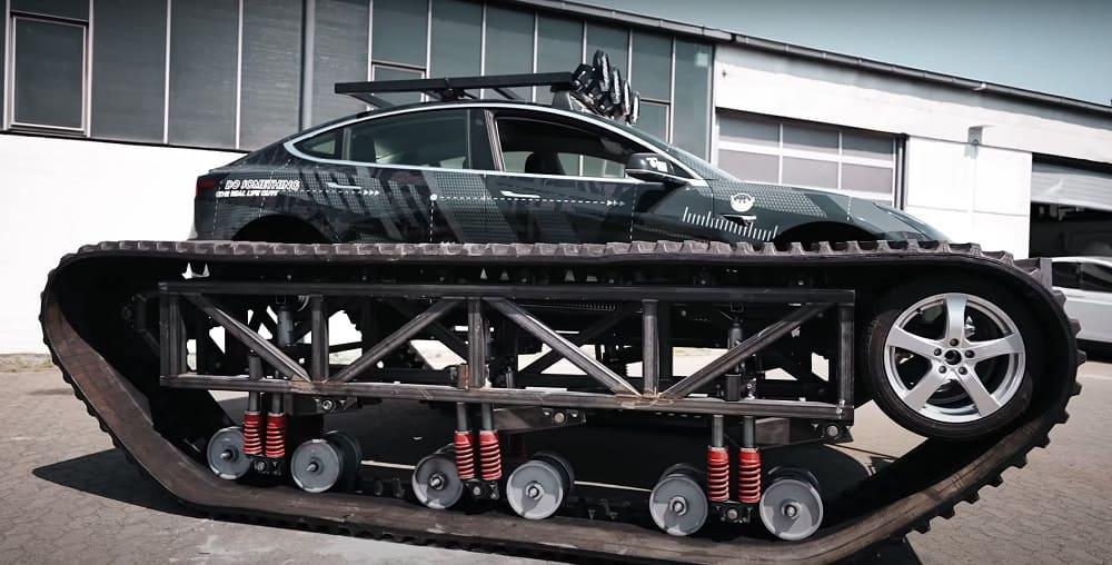 электромобиль Tesla поставили на гусеницы