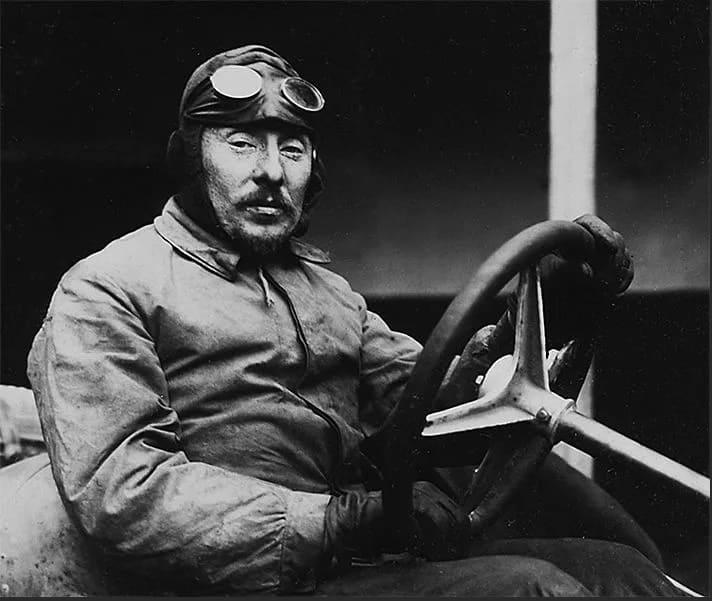 бельгиец Камиль Женатци в 1899 г