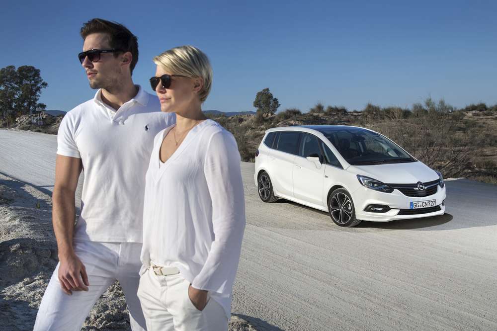 Обновленный Opel Zafira раскрыли в Сети