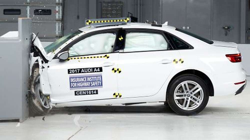 Седан Audi A4 получил максимальную оценку в краш-тесте IIHS