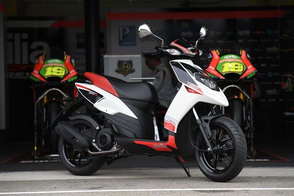Скутер Aprilia SR150 2016 года