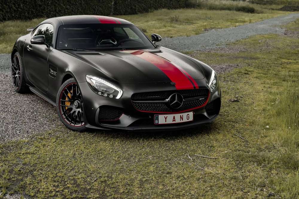 Спорткар Mercedes-AMG GT S Edition 1 наделили красными полосами