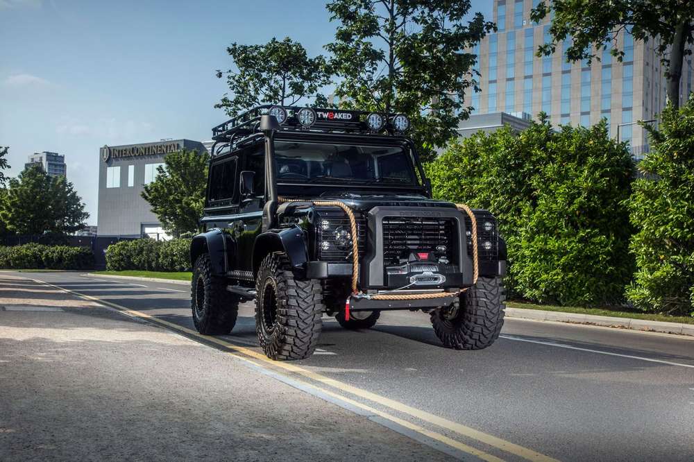 Англичане превратили Land Rover Defender в «автомобиль Бонда»