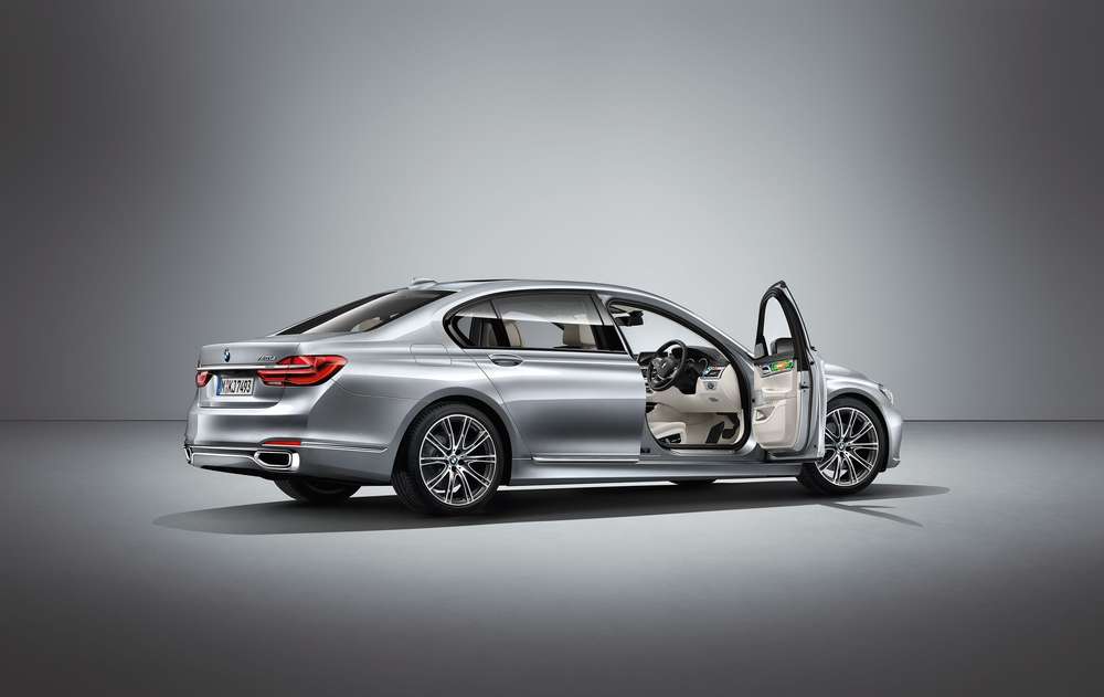 Создан эксклюзивный BMW 740Li с рисунками известной африканской художницы