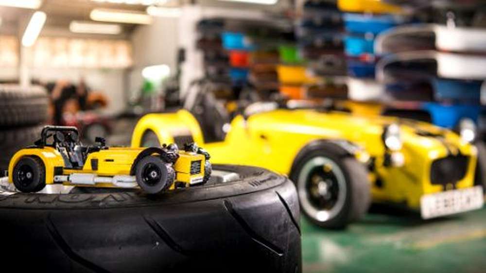 Компания Lego представила собираемый спорткар Caterham 620R