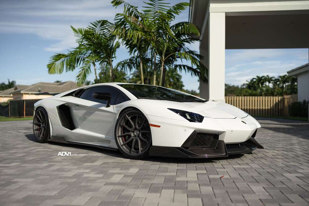 Lamborghini Aventador LP белая