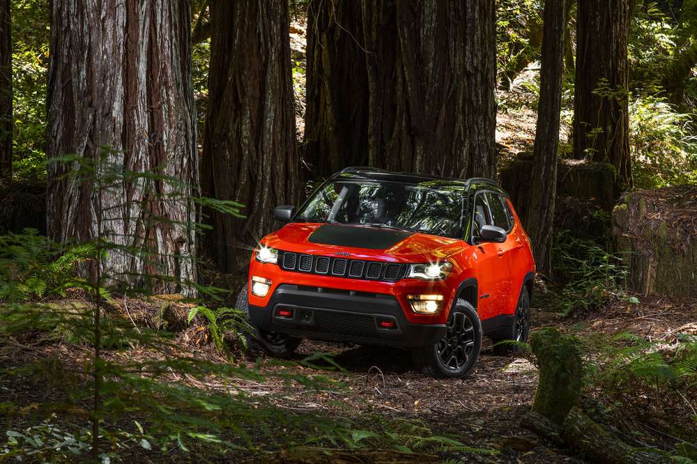 Jeep Compass нового поколения показали на официальных снимках