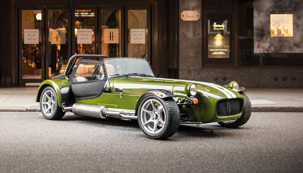 Спорткар Caterham Seven 420 посвятили универмагу в Лондоне
