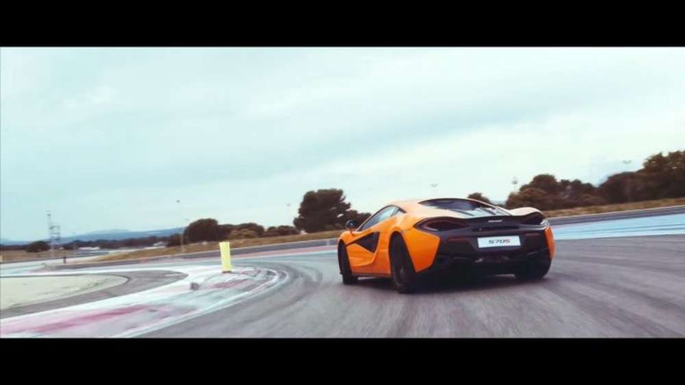 Суперкар McLaren 570S подрифтовал на треке