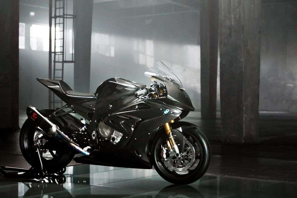 Супербайк BMW HP4 Race с карбоновой рамой