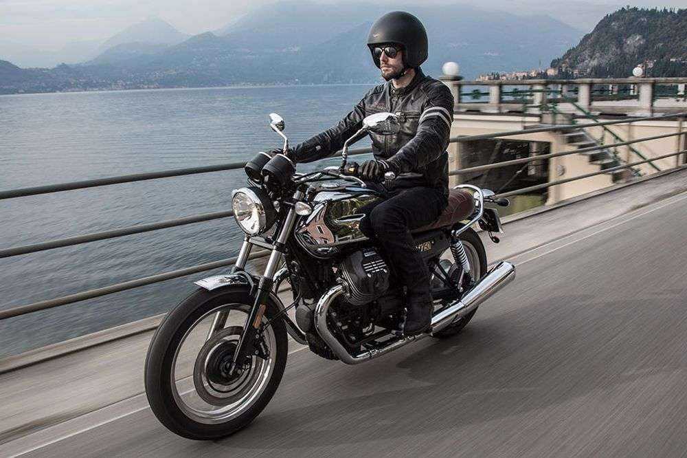 Moto Guzzi v7 III Racer и девушка