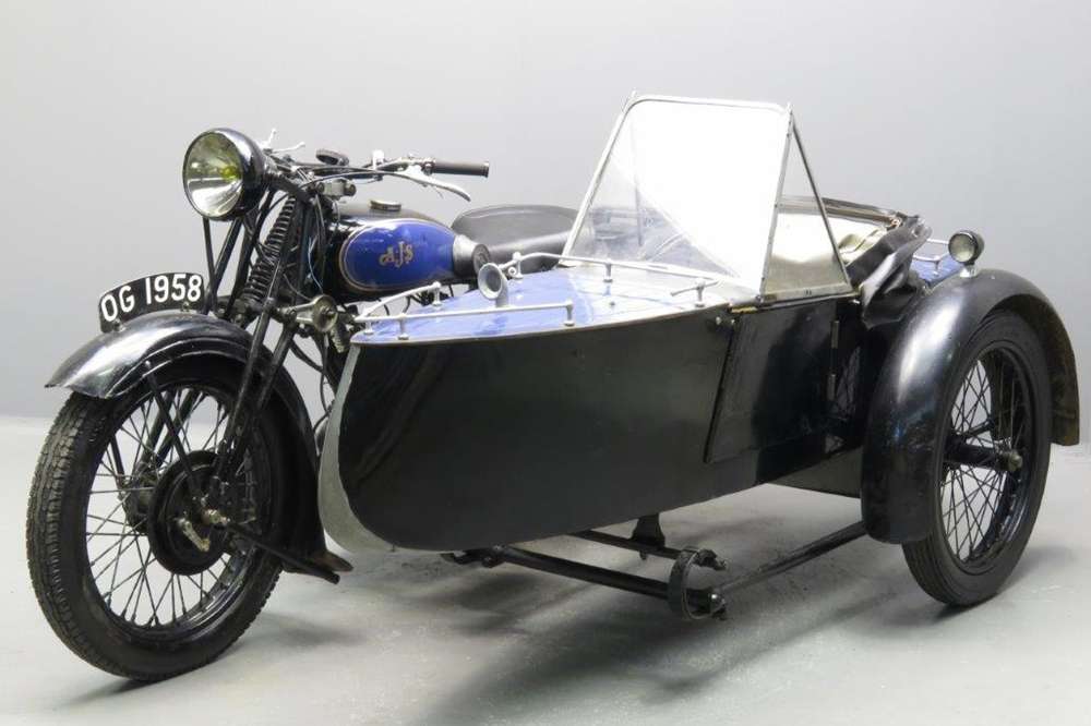 Старинный мотоцикл AJS R2