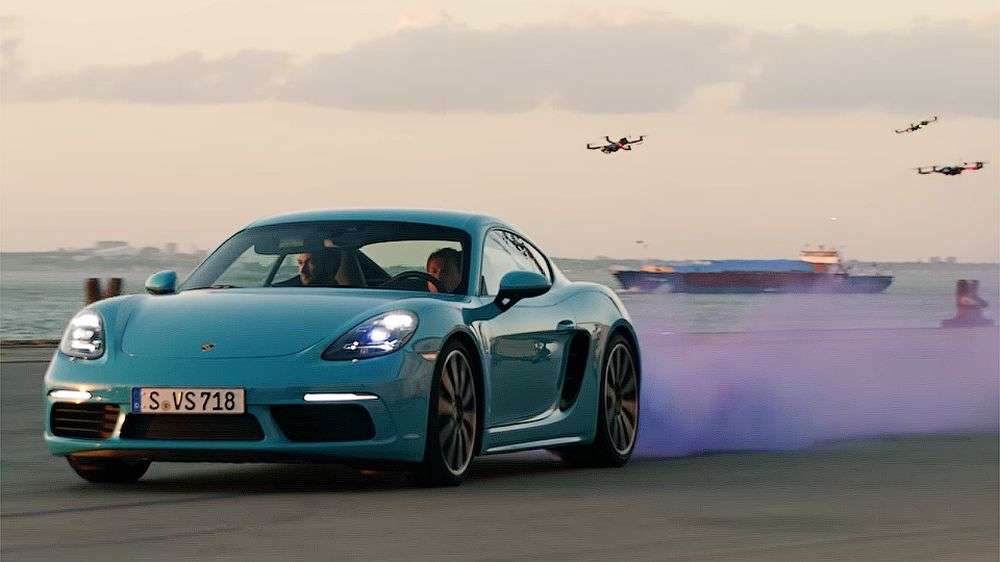 Porsche 718 Cayman стал участником поединка с шестью гоночными квадрокоптерами