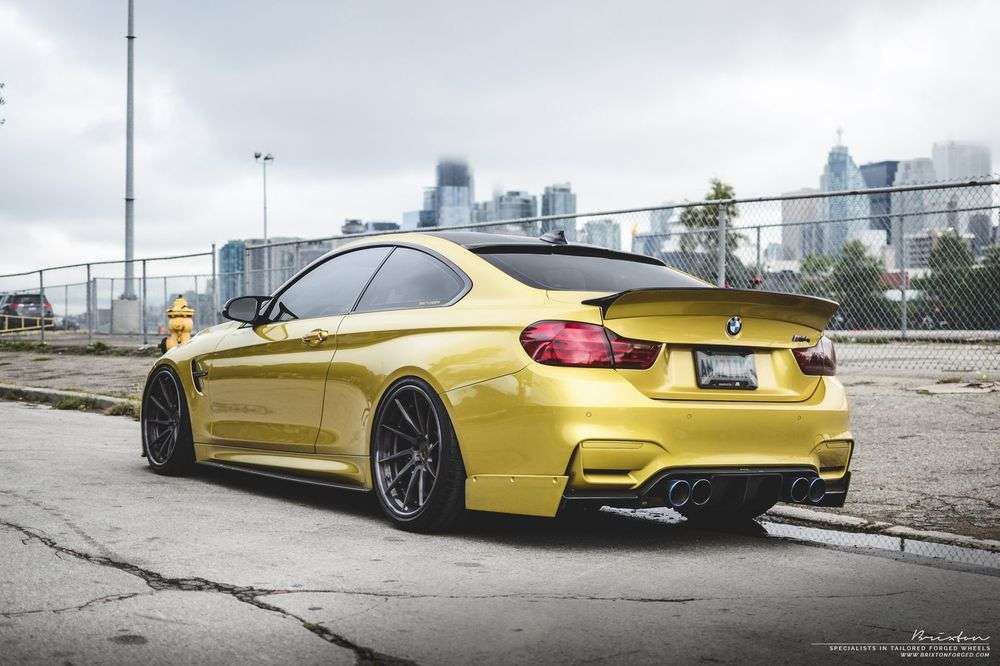 BMW m4 2018 желтая