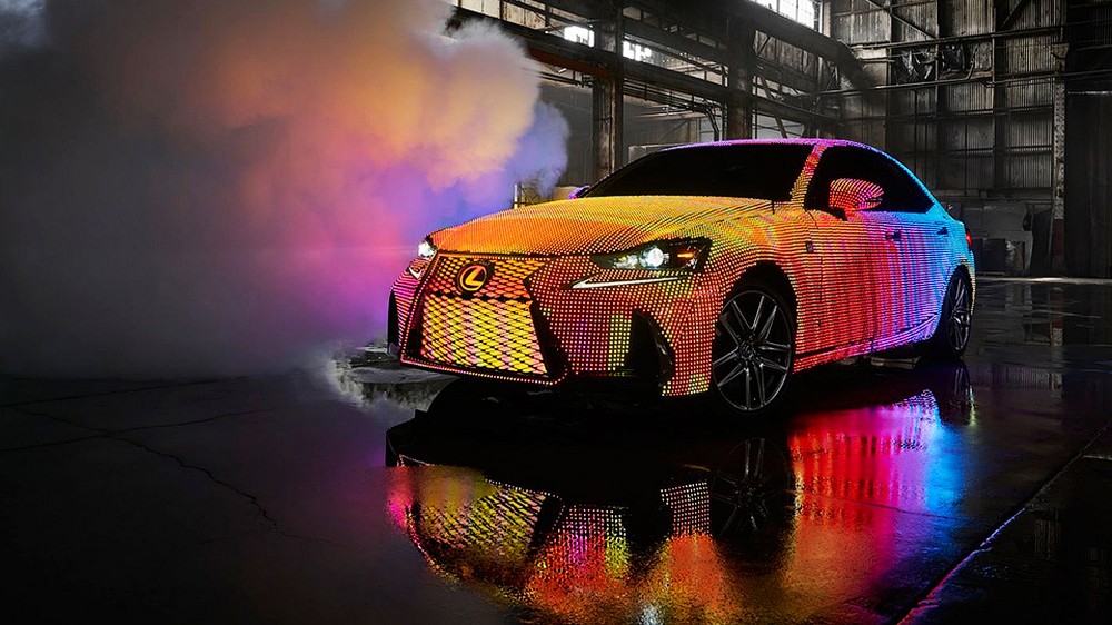 На кузов седана Lexus IS нанесли почти 42 тысячи светодиодов