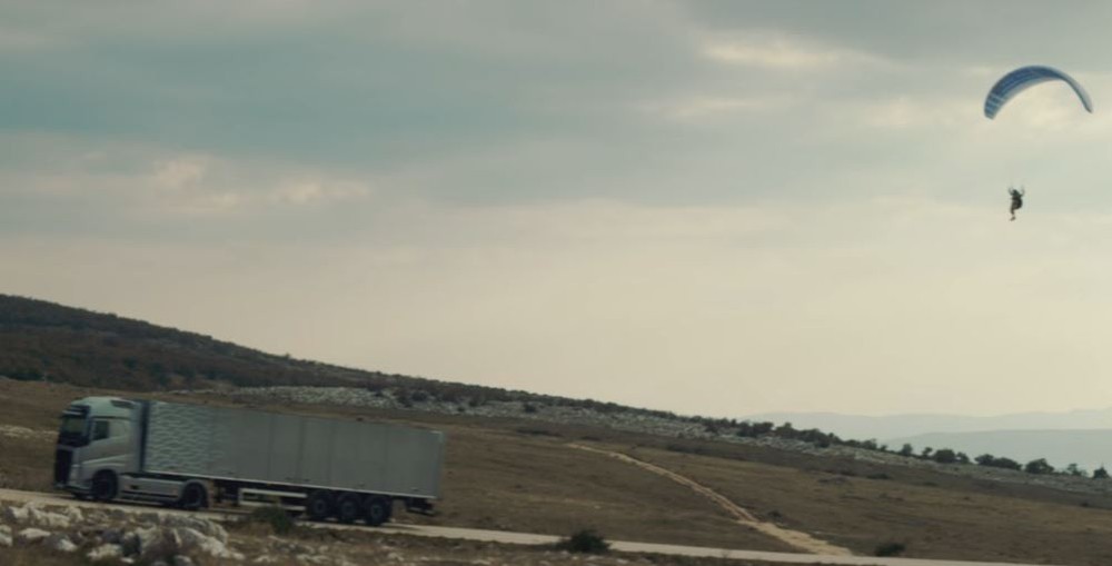 «Летающий пассажир» прокатился на грузовике Volvo