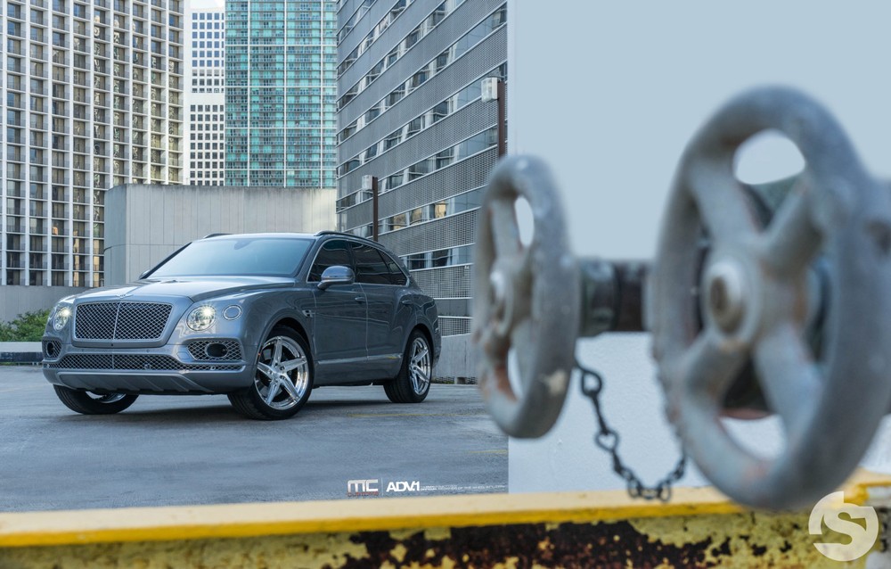 Кроссовер Bentley Bentayga примерил 22-дюймовые диски ADV.1 Competition Series