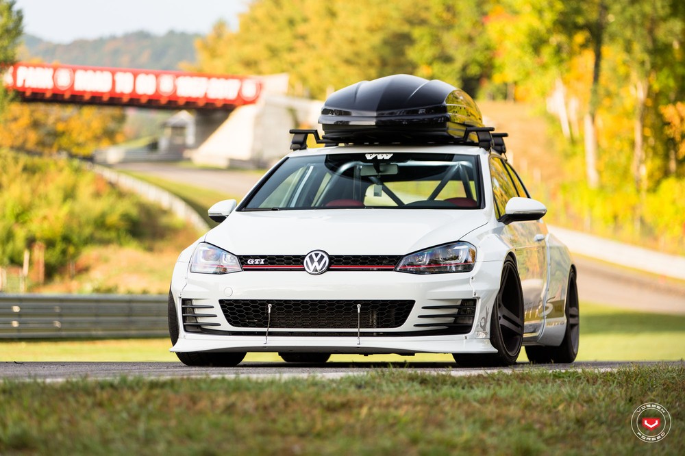 Хот-хэтч Volkswagen Golf GTI RS примерил боди-кит Rocket Bunny