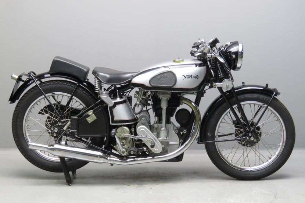 Старинный мотоцикл Norton International Model 30
